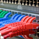 Wi-Fi έναντι Ethernet: Πόσο καλύτερη είναι μια ενσύρματη σύνδεση;